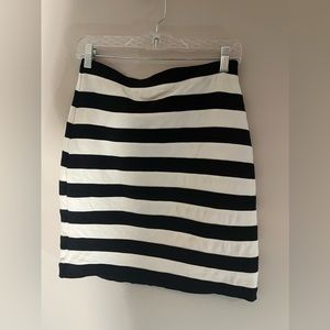 Express like new 6black and white striped skirt